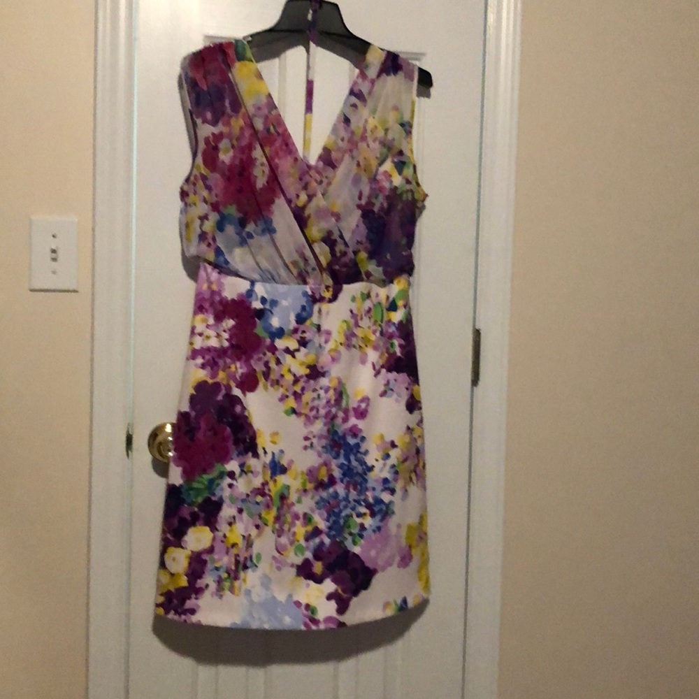 V-neck sleeveless knee length dress